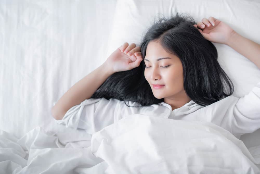 So wenden Sie die Aromatherapie an und die richtige Art zum Schlafen