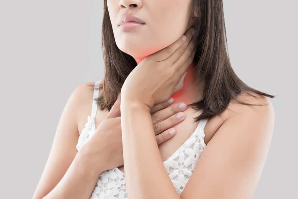 4 Симптомы типичных миндалин, от неприятного запаха изо рта до боли в горле