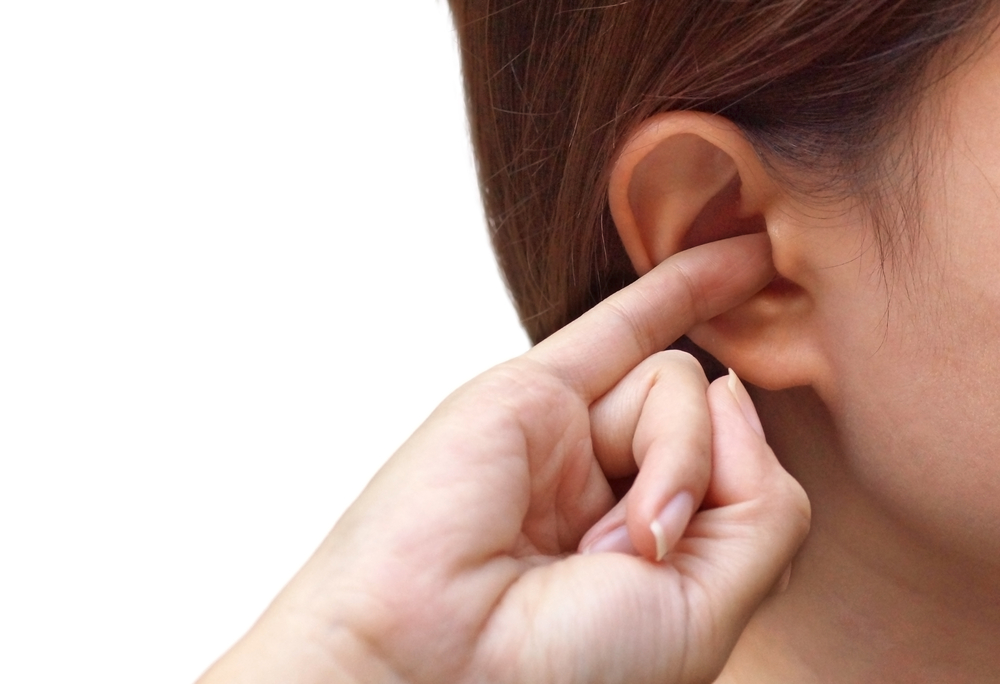 긁힌 것 외에도 가려운 귀를 극복하는 4가지 안전하고 효과적인 방법