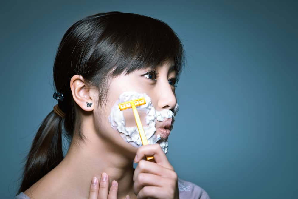 여성을 위한 콧수염을 제거하는 5가지 안전하고 효과적인 방법