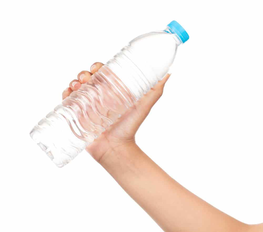 Die Gefahren beim Nachfüllen gebrauchter Plastik-Trinkflaschen