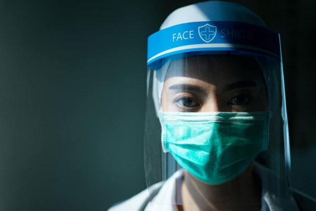 COVID-19와의 싸움: 몇 시간 동안 PPE를 착용한 인도네시아 간호사의 이야기