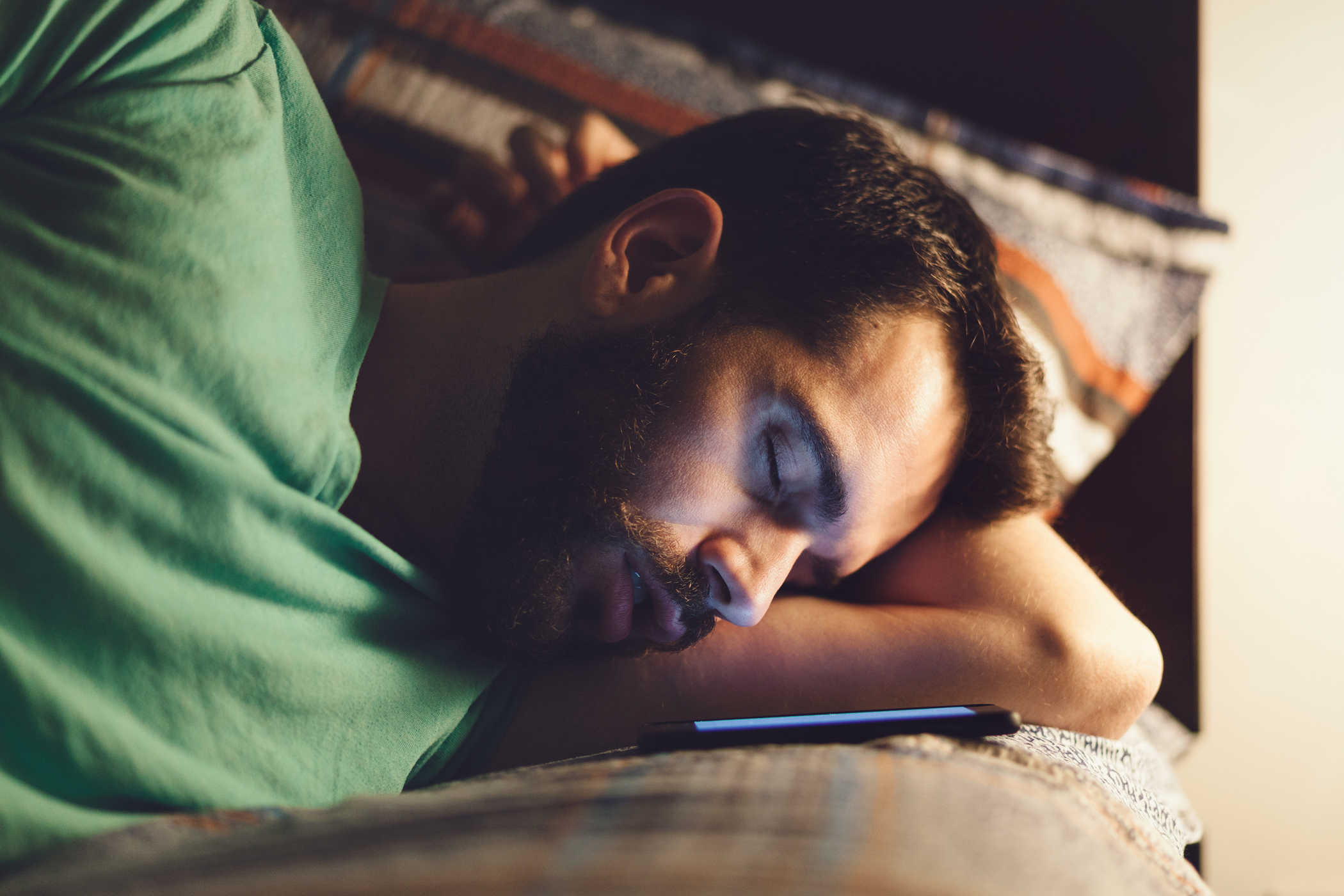 4 peligros que pueden surgir si duermes cerca de tu teléfono
