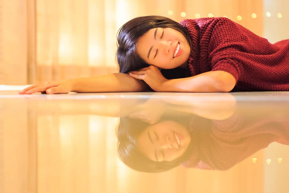 바닥에서 자는 것이 실제로 건강에 좋은가요 나쁜가요?