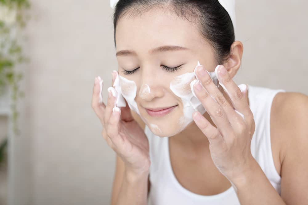 ¿El jabón limpiador facial alterno daña la piel del rostro?