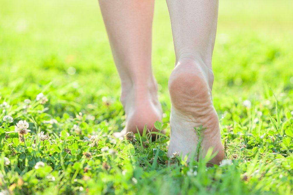 맨발로 걷기의 이점과 위험