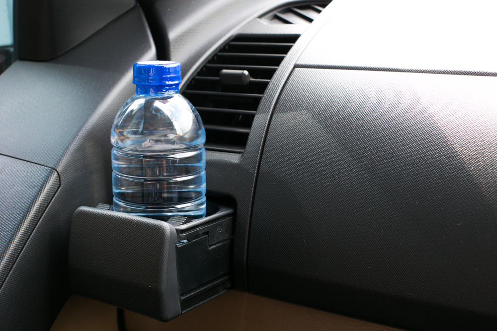따뜻한 플라스틱 병의 물을 마셔도 안전합니까?