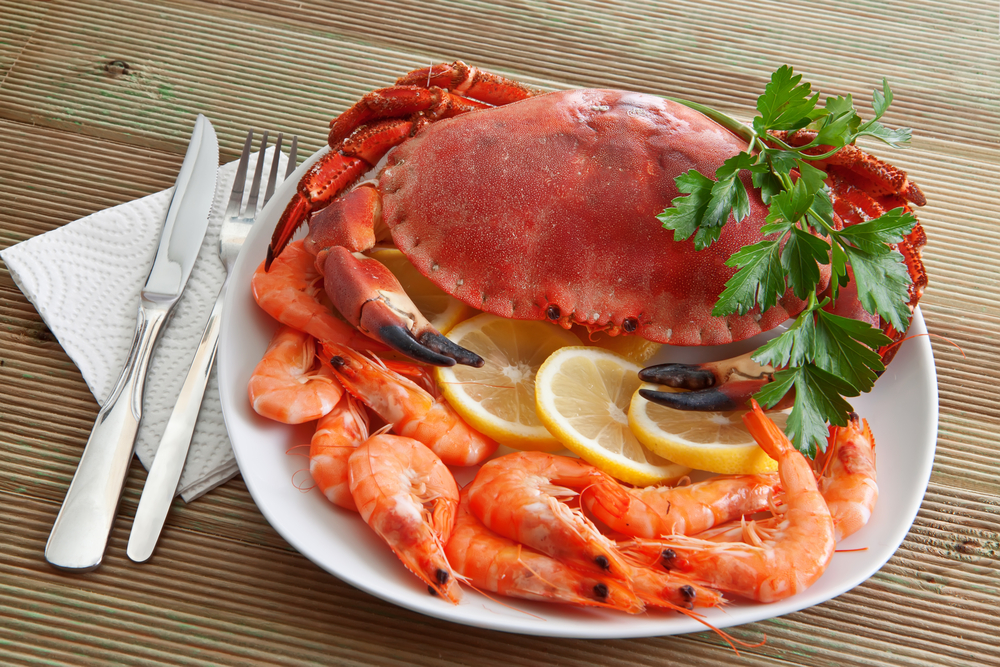 Límites para comer camarones y cangrejos seguros para que el colesterol no aumente