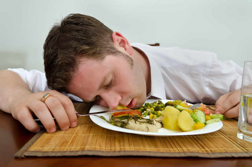 4 причины, по которым мы чувствуем сонливость после еды