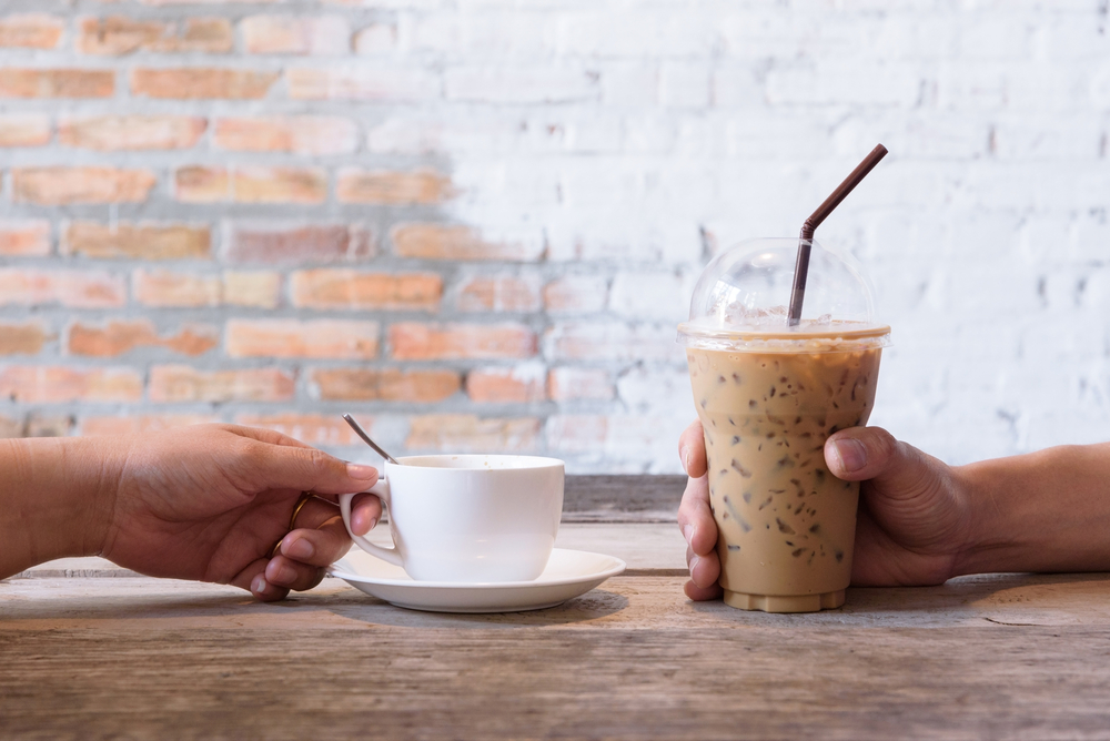 아이스 커피 또는 뜨거운 커피: 어느 것이 더 건강합니까?