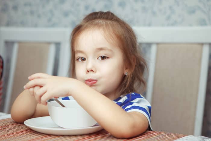 음식을 먹는 아이들의 습관을 극복하기 위한 올바른 단계