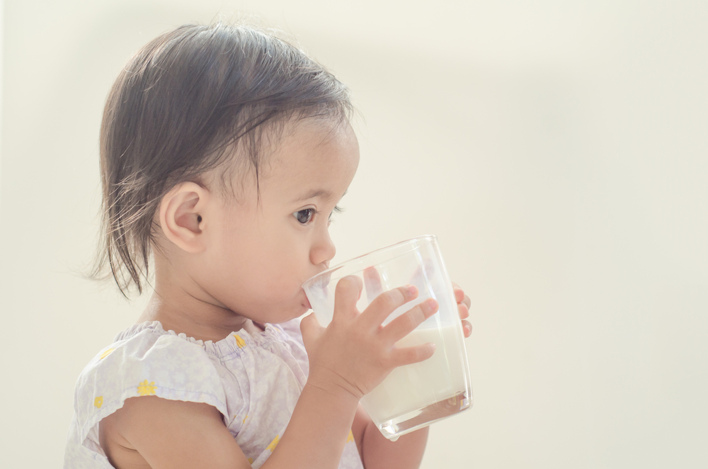아이들은 언제 유리잔을 사용하여 우유를 마시기 시작해야 합니까?