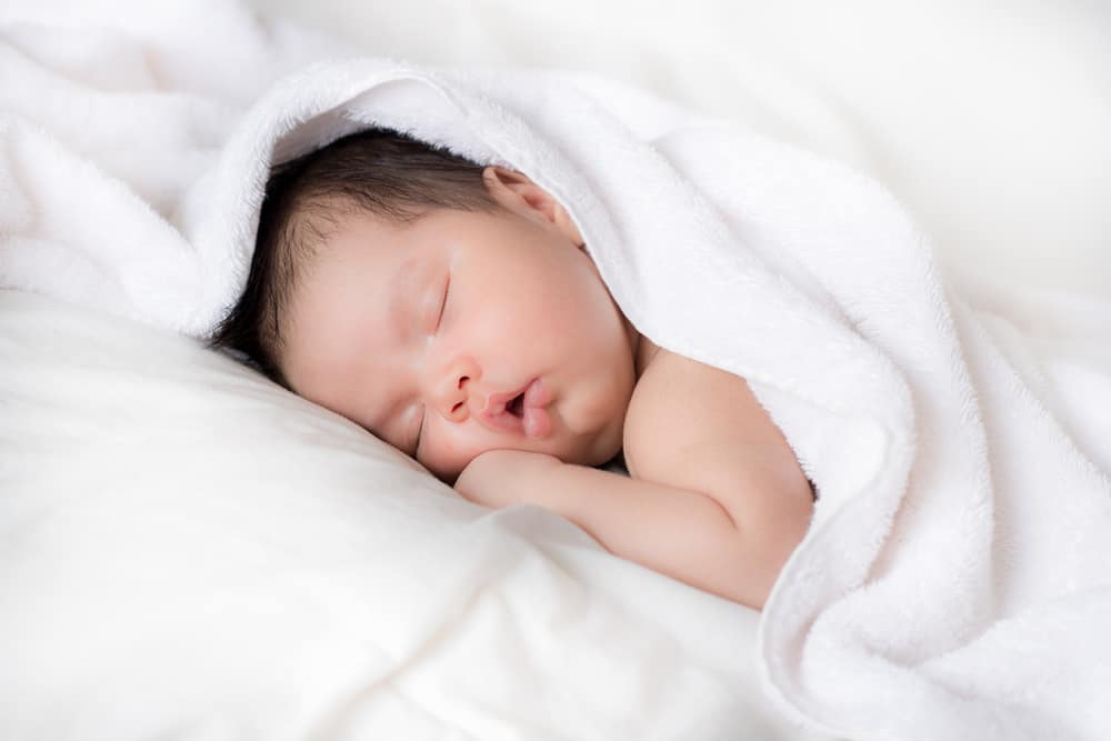 Tenga cuidado con 4 causas por las que los bebés no lloran al nacer