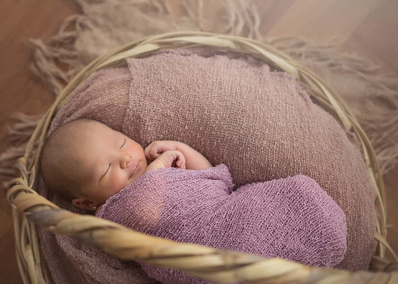 ¿Se deben envolver los bebés recién nacidos?