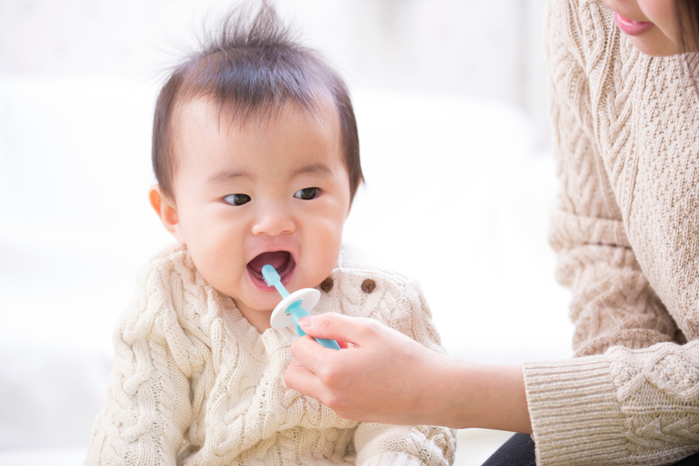 아기의 치아 건강을 가능한 한 빨리 청소하고 돌보는 7가지 안전한 방법