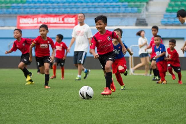 Abgesehen davon, dass es Spaß macht, sind dies 3 besondere Vorteile des Fußballspielens für Kinder