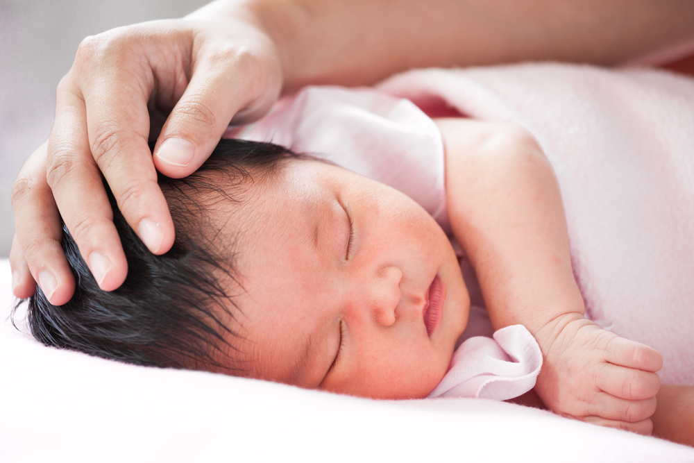 아기의 머리는 태어날 때 타원형입니다. 발달에 영향을 줄 수 있습니까?