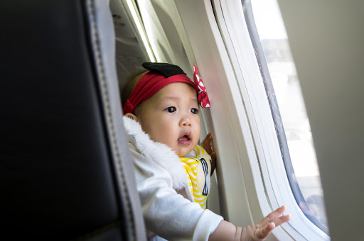 아기를 비행기에 태우기에 적절한 시기는 언제인가요?