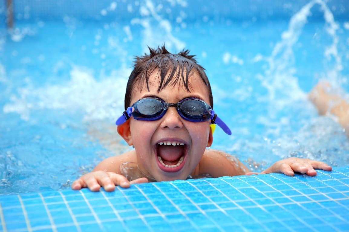 수영장에서 어린이에게 접근할 수 있는 다양한 질병 및 예방 방법
