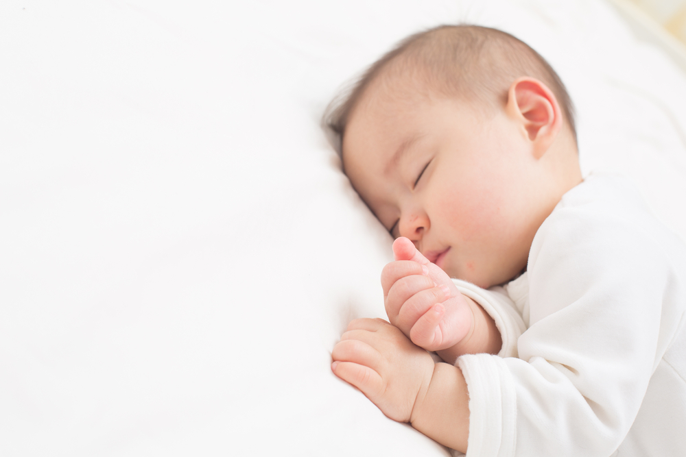 아기가 옆으로 자는 것이 안전합니까? 가능한 위험 알기