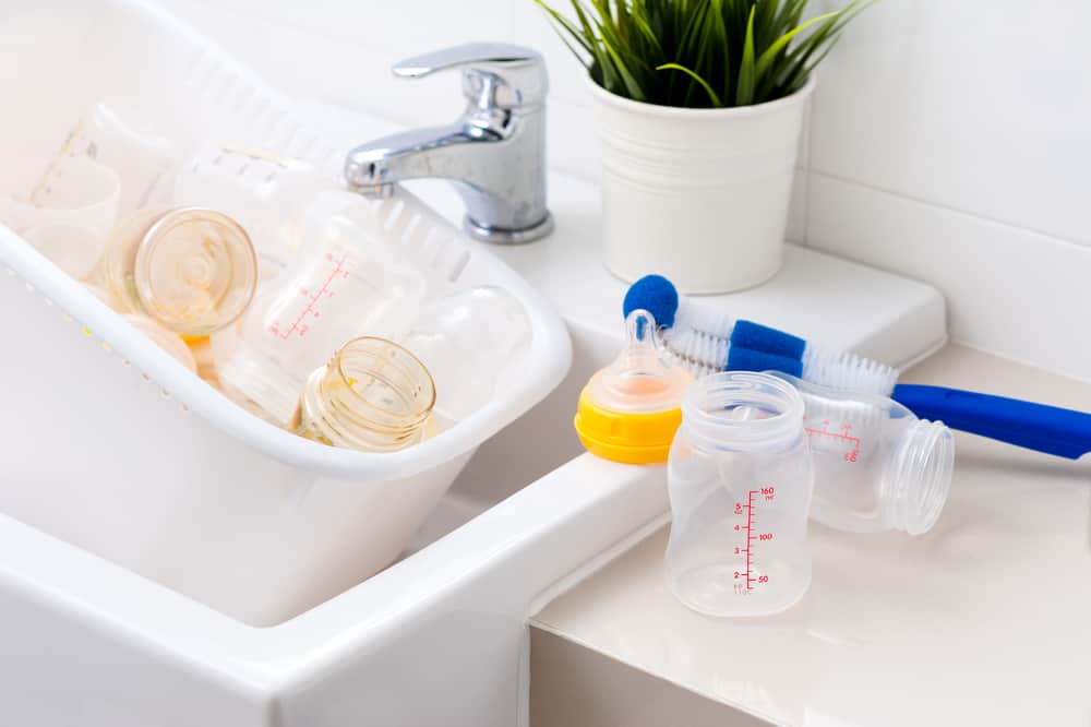 3 דרכים לשטוף בקבוקי חלב לתינוקות, מהידיים ועד למכונות