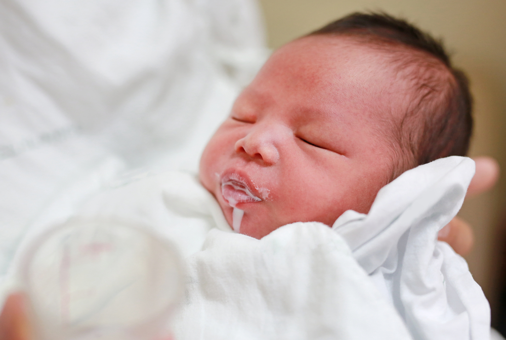 아기가 모유를 소화할 수 없게 만드는 희귀 질환인 갈락토스혈증