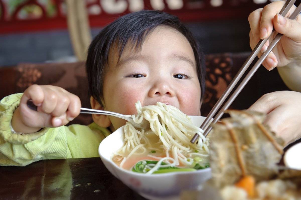 4 opasnosti koje se pojavljuju ako djeca često jedu instant rezance