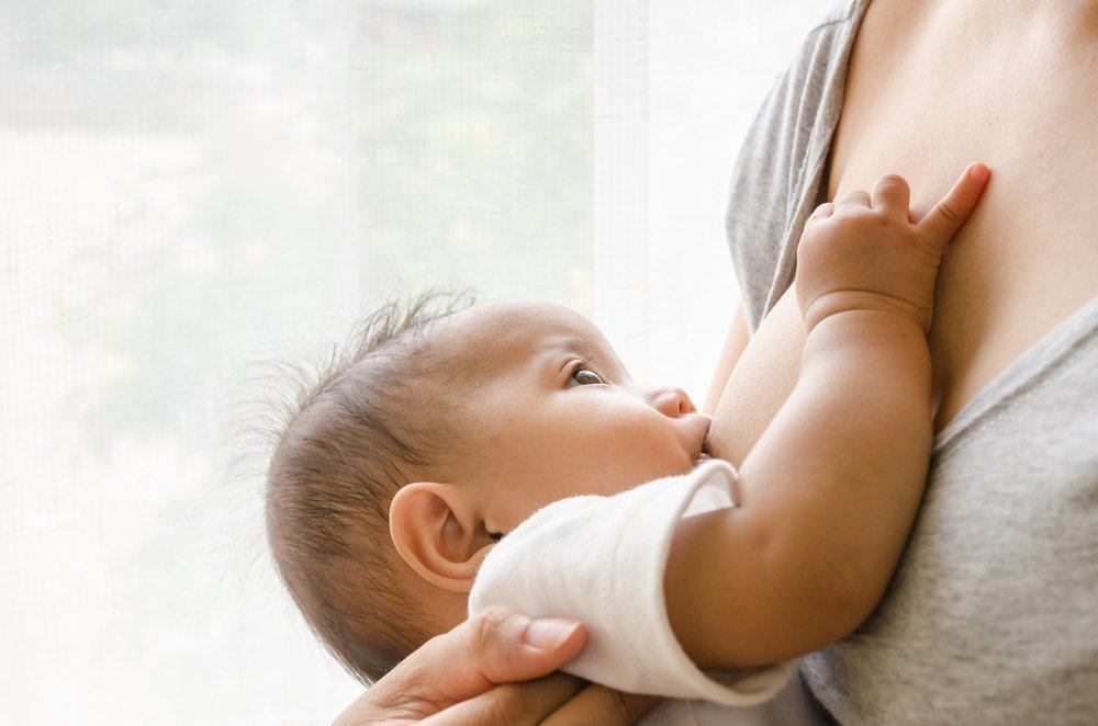8 powodów, dla których dzieci ciągną sutki matki podczas karmienia piersią