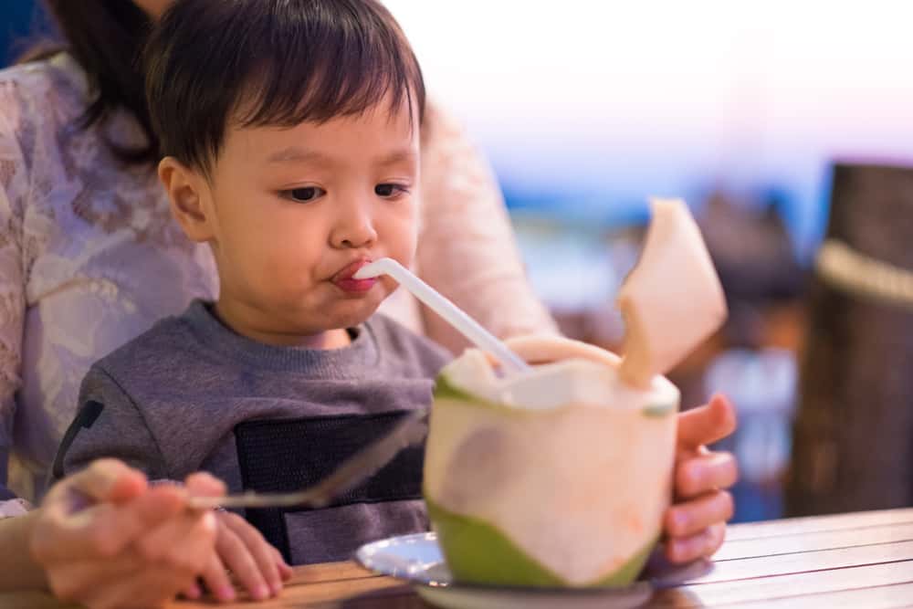 Kokosvatten har många fördelar, men kan bebisar dricka det?