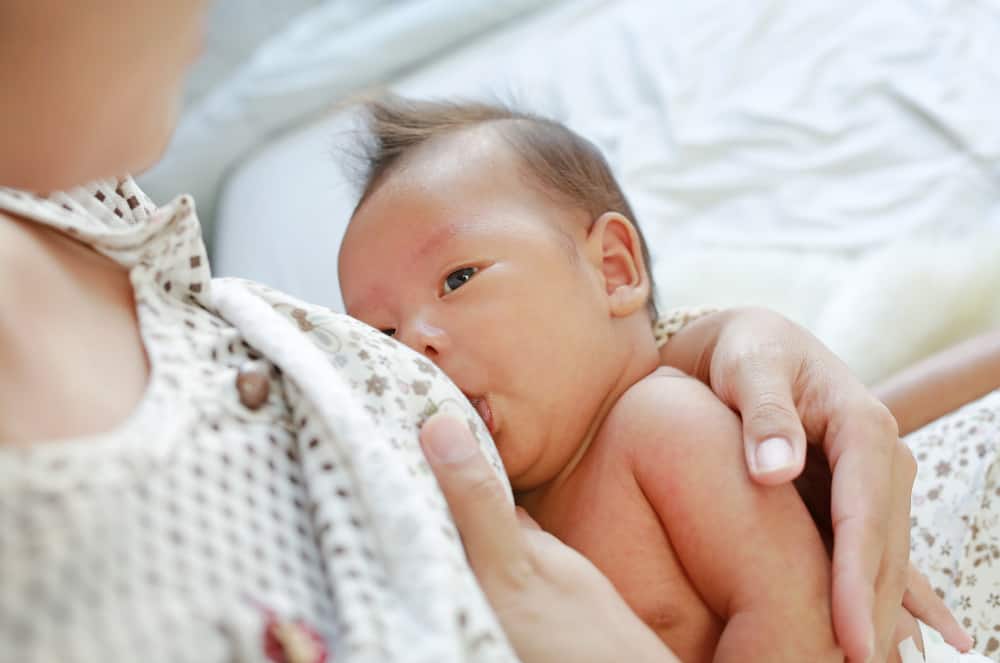 엄마뿐만 아니라 모유 수유 중 발생할 수 있는 6가지 아기 문제