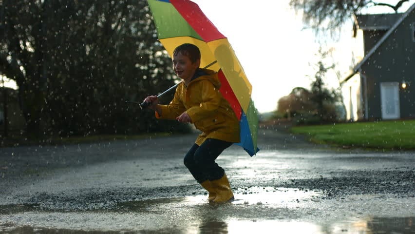3 преимущества игры с детьми под дождем (и советы по безопасности)