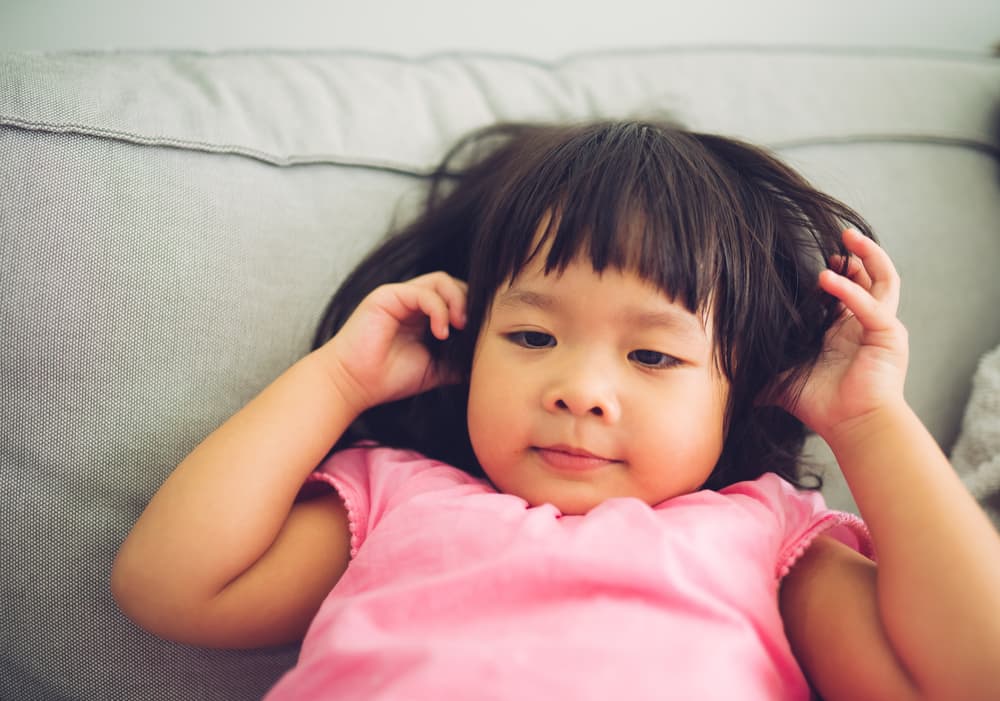 귀 통증뿐만 아니라 어린이의 귀 감염 징후 및 증상 인식