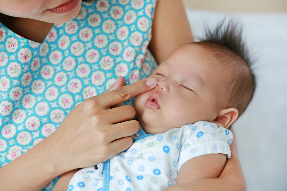 먼지와 점액으로부터 아기의 코를 청소하는 안전한 방법