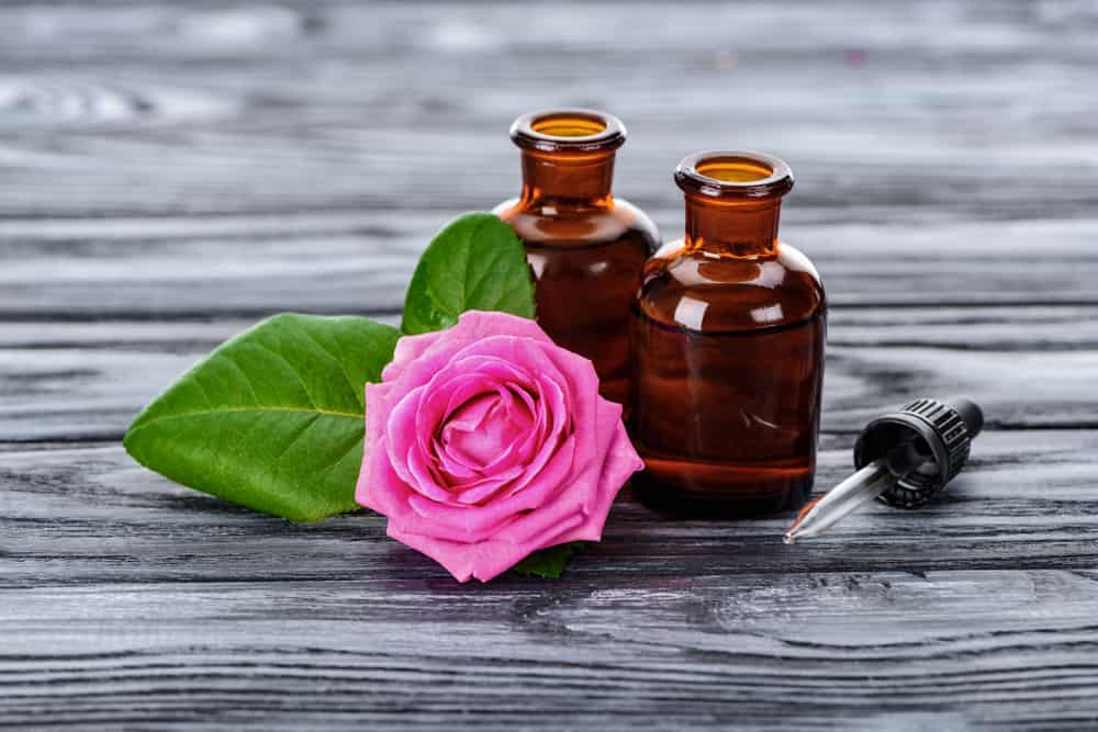 3 Vorteile von Rosenöl für die Gesundheit