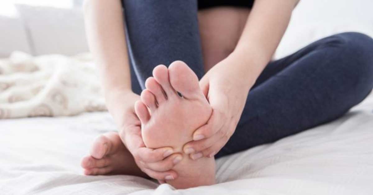 Schmerzende Beine nach Aktivitäten? Probieren Sie Ihre eigene Fußmassage zu Hause aus