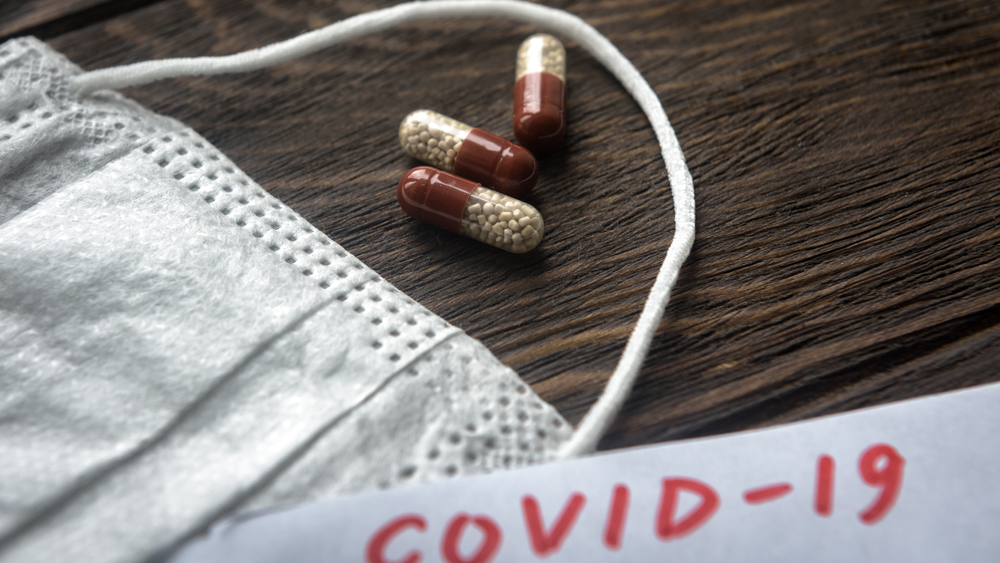 의사의 처방 없이 항생제와 항바이러스제로 COVID-19를 치료하는 것의 위험