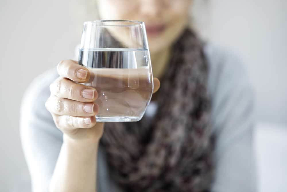 Czysta, czyli bezbarwna, czy biała woda zawiera kalorie?