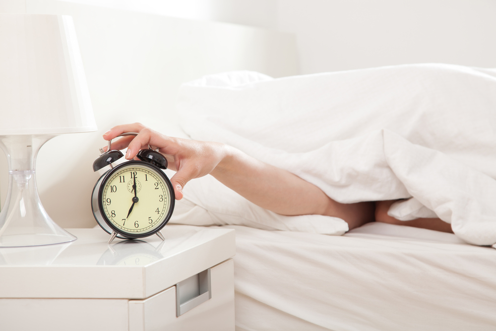 Wie du dich selbst überlistest, um früh aufzubleiben, auch wenn du nachts schläfst